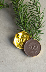 karten mit goldener Plexi-Anhänger Exklusive Weihnachtskarte mit Schokoladen-Taler mit Schleife, Firmen-Weihnachtskarten, mit Bändern, Individuelle für Firmen2