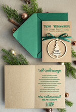 karten mit Anhänger aus Holz Exklusive Weihnachtskarte mit Holz-Anhänger mit Schleife, Firmen-Weihnachtskarten, mit Bändern, Individuelle für Firmen2